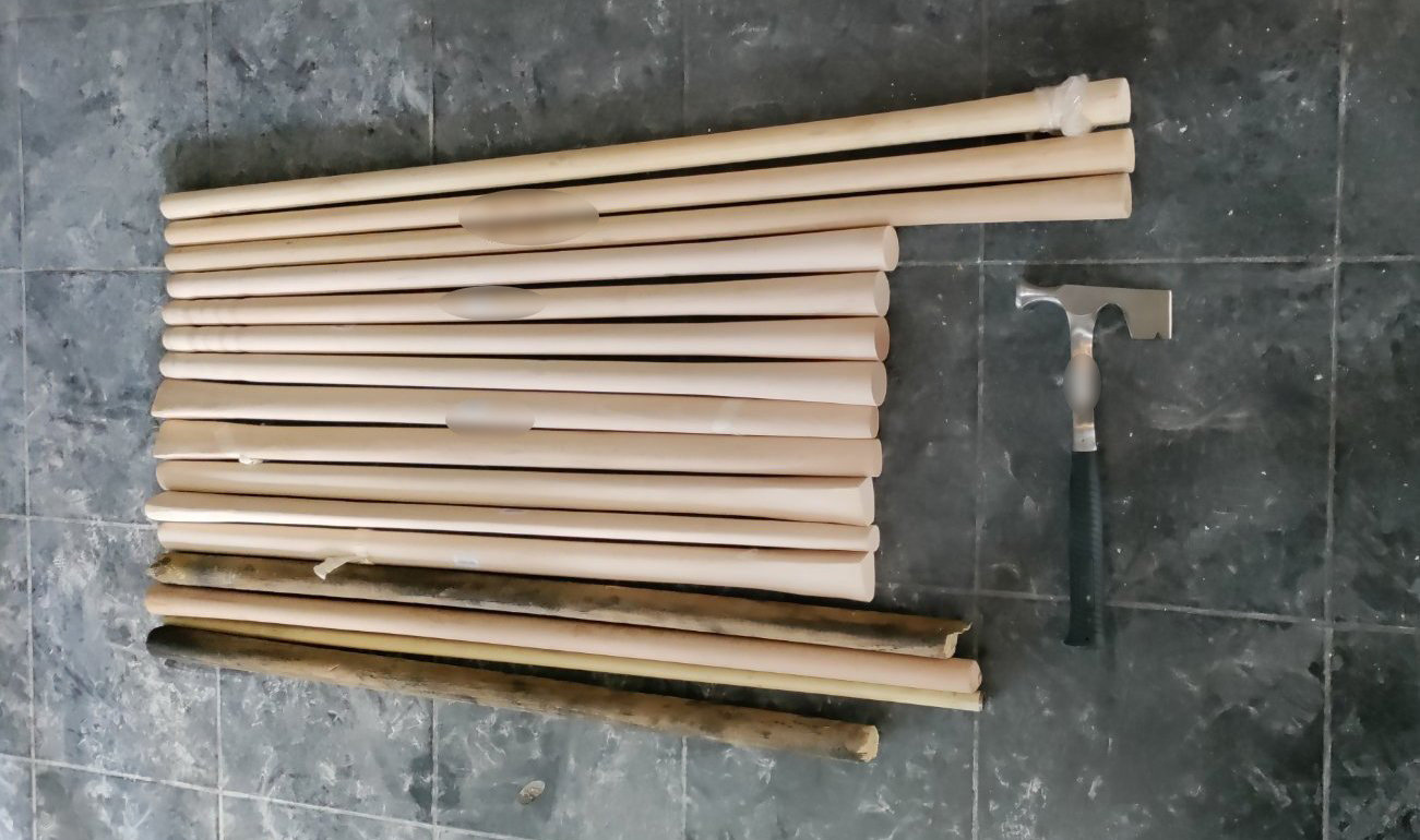 Έρευνα της ΕΛ.ΑΣ. σε σύνδεσμο στην Ομόνοια: Ανακάλυψαν στυλιάρια και κοντάρια (εικόνες)-1