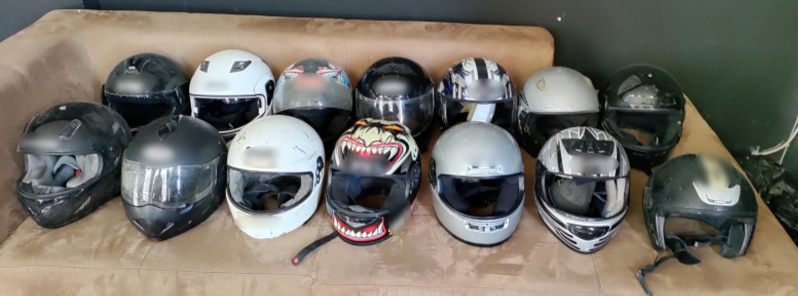 Έρευνα της ΕΛ.ΑΣ. σε σύνδεσμο στην Ομόνοια: Ανακάλυψαν στυλιάρια και κοντάρια (εικόνες)-2