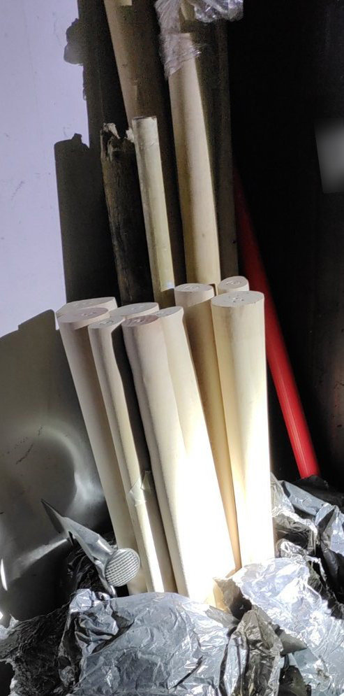 Έρευνα της ΕΛ.ΑΣ. σε σύνδεσμο στην Ομόνοια: Ανακάλυψαν στυλιάρια και κοντάρια (εικόνες)-5