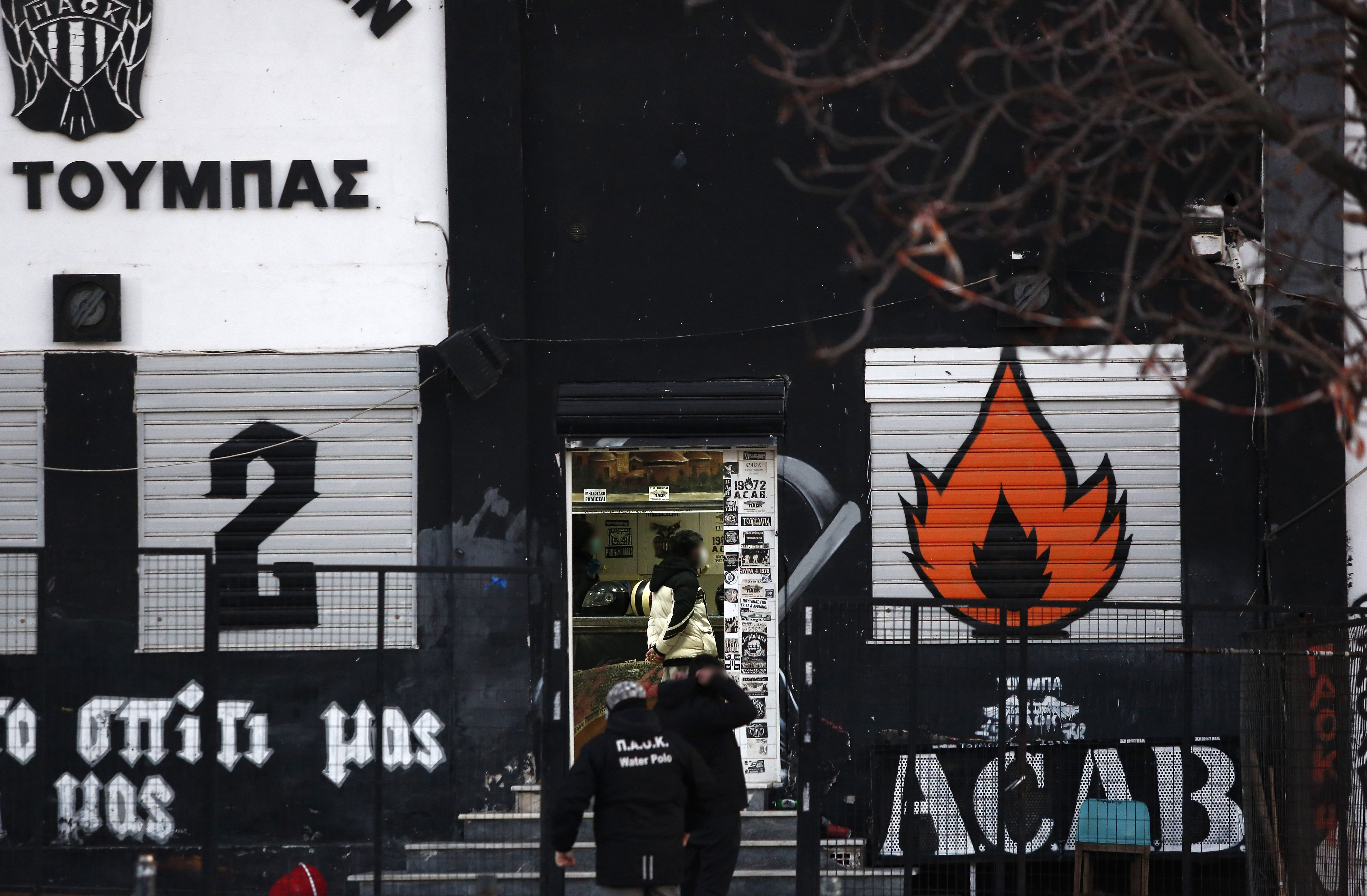 Θεσσαλονίκη: Δύο συλλήψεις μετά τις έρευνες σε συνδέσμους οπαδών – Εντοπίστηκαν μαχαίρια και λοστοί-2