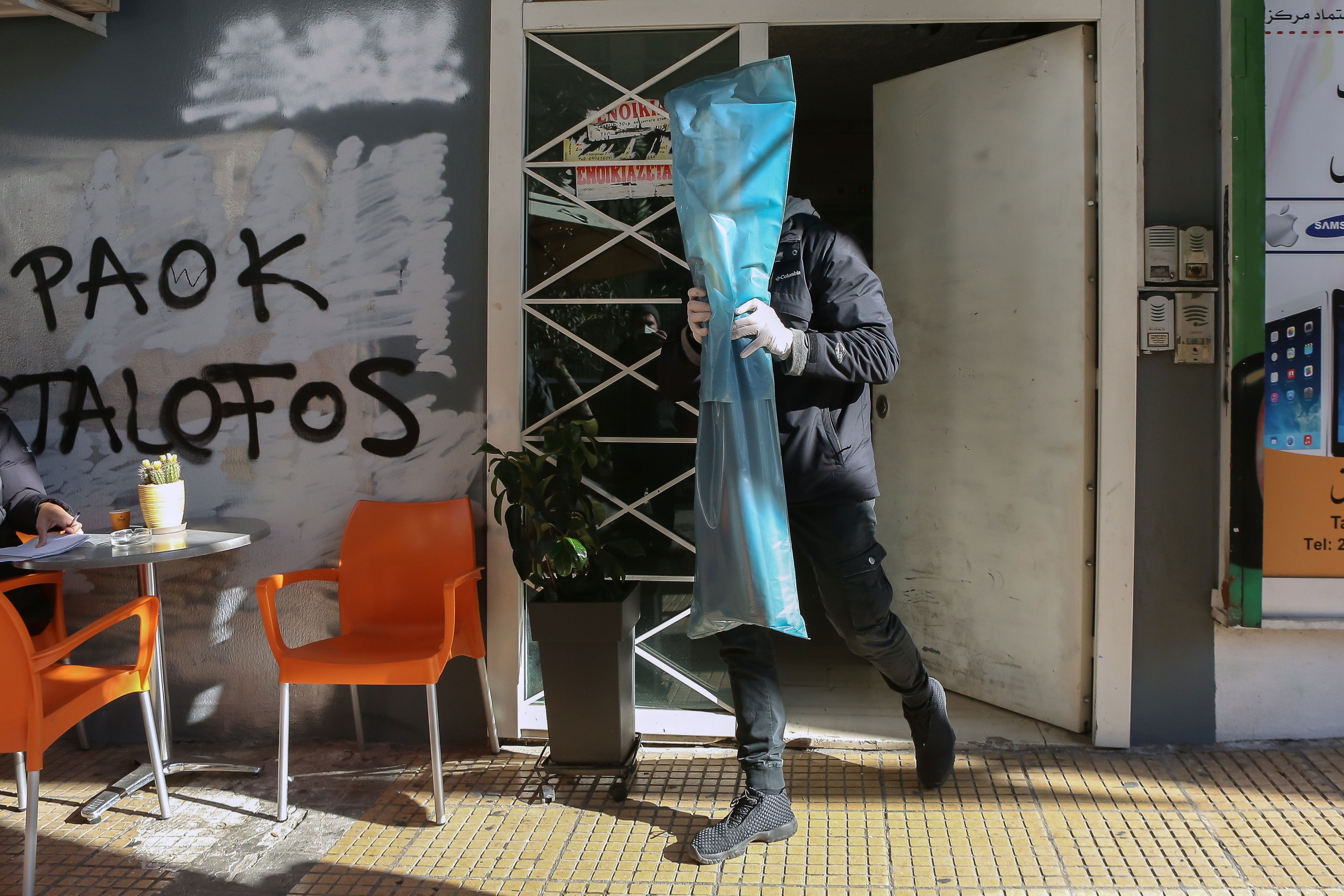 Έρευνα της ΕΛ.ΑΣ. σε σύνδεσμο στην Ομόνοια: Ανακάλυψαν στυλιάρια και κοντάρια (εικόνες)-8