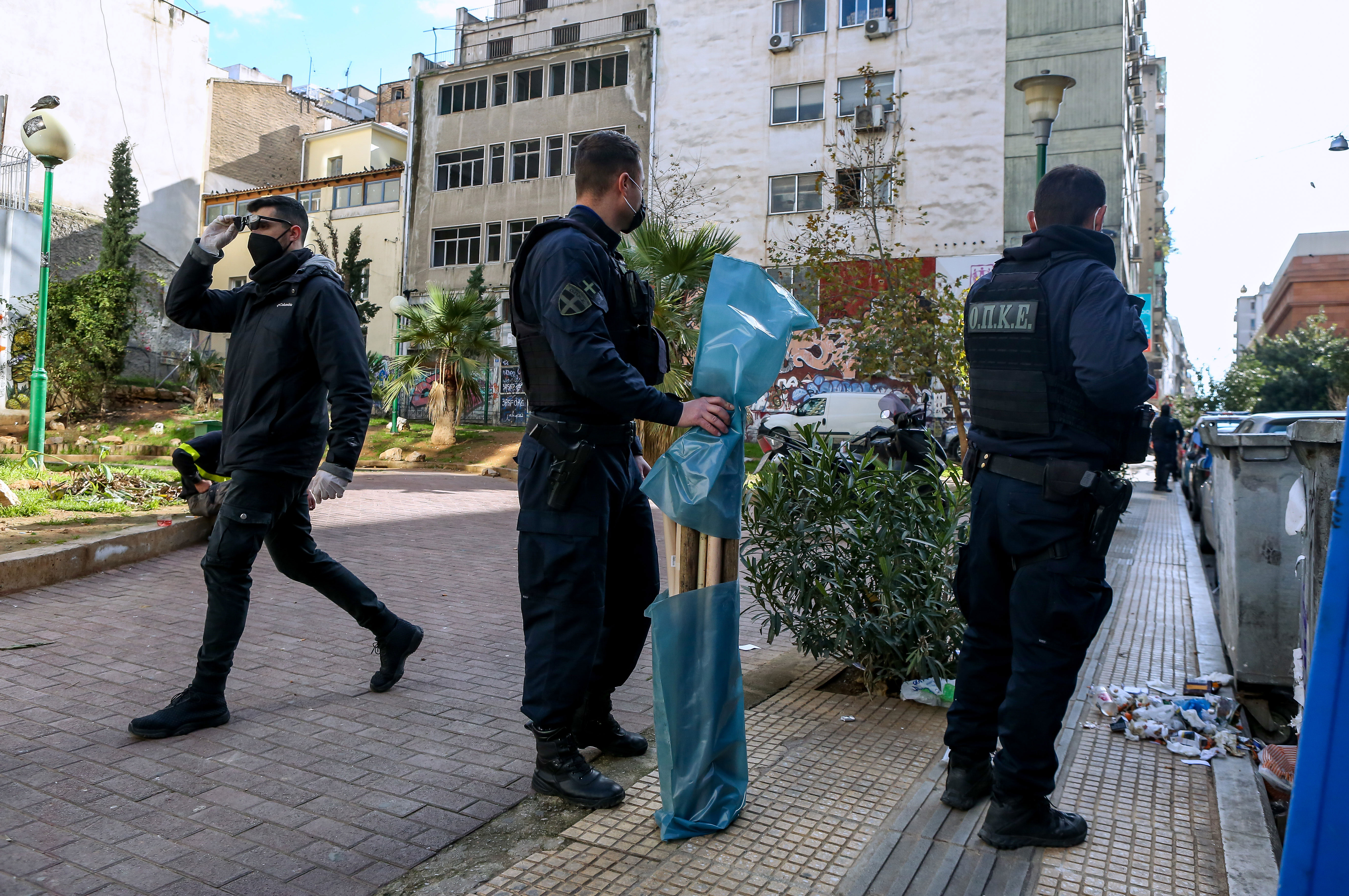 Έρευνα της ΕΛ.ΑΣ. σε σύνδεσμο στην Ομόνοια: Ανακάλυψαν στυλιάρια και κοντάρια (εικόνες)-9