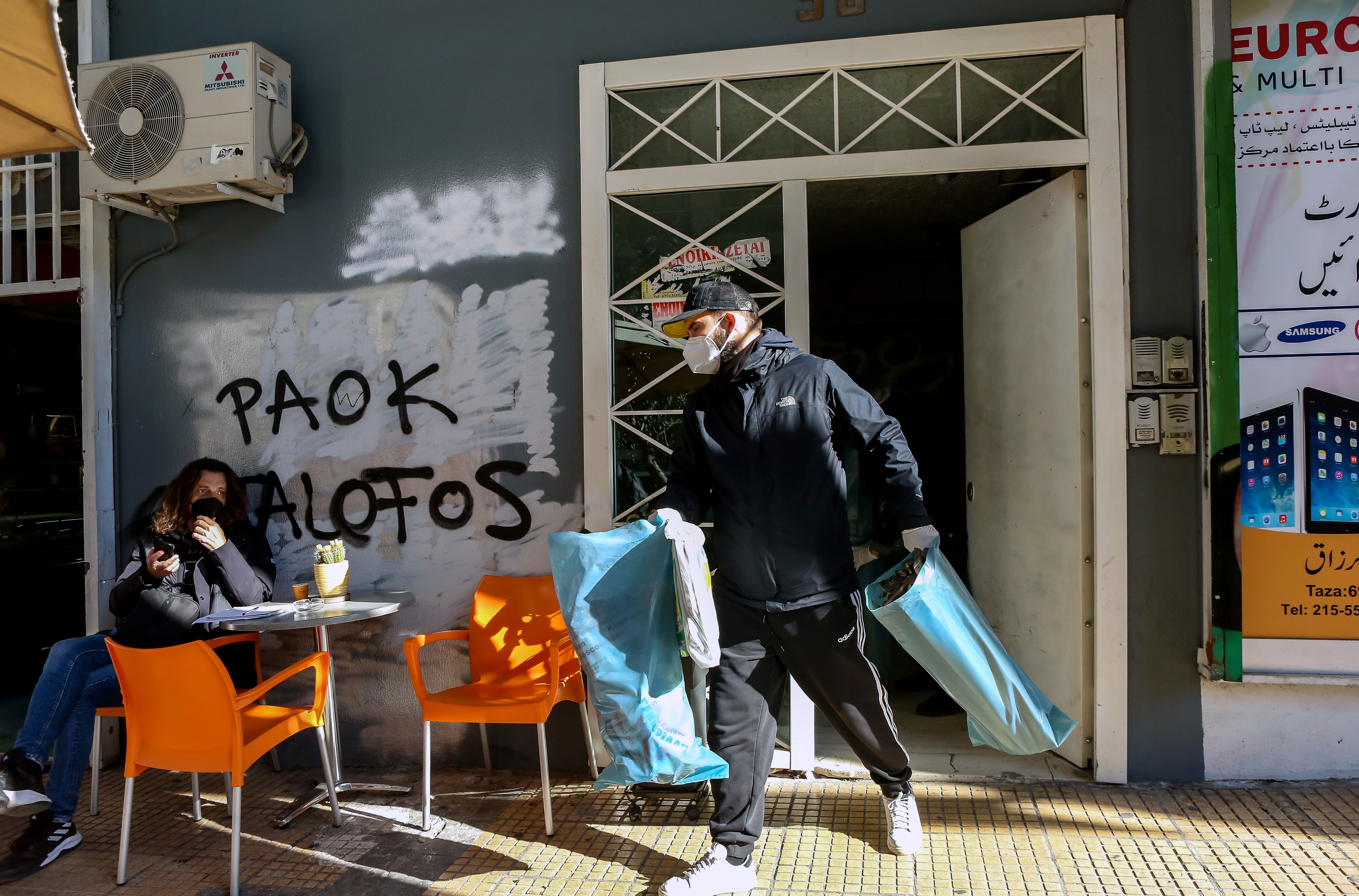 Έρευνα της ΕΛ.ΑΣ. σε σύνδεσμο στην Ομόνοια: Ανακάλυψαν στυλιάρια και κοντάρια (εικόνες)-7