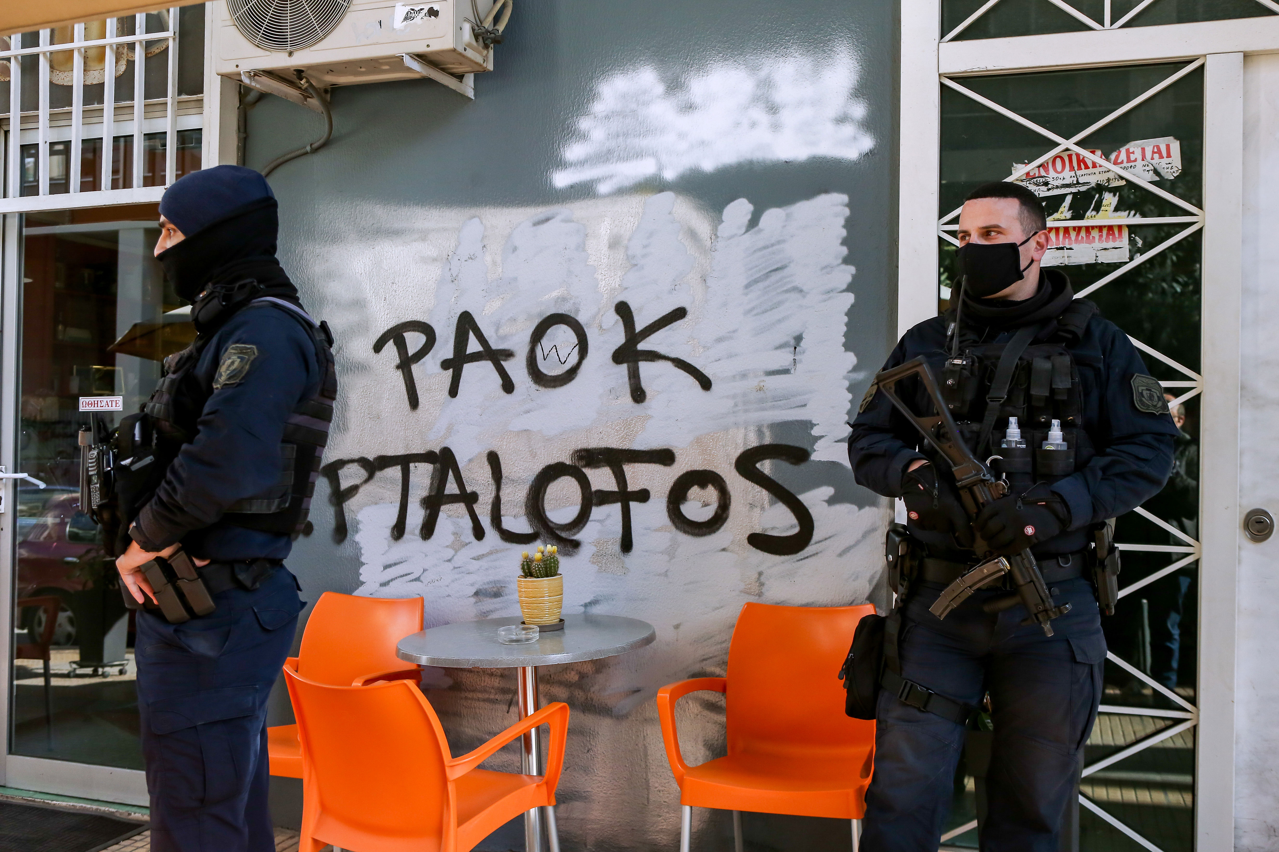 Έρευνα της ΕΛ.ΑΣ. σε σύνδεσμο στην Ομόνοια: Ανακάλυψαν στυλιάρια και κοντάρια (εικόνες)-6