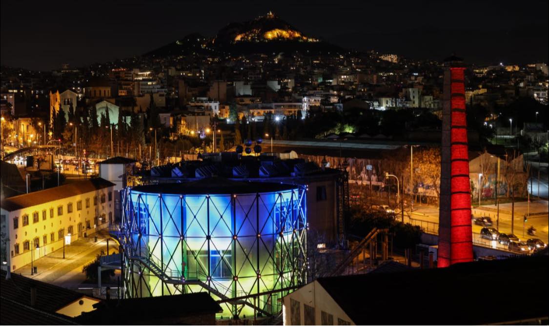 Πόλεμος στην Ουκρανία: Στα χρώματα της ουκρανικής σημαίας το σιντριβάνι της Ομόνοιας (εικόνες)-1