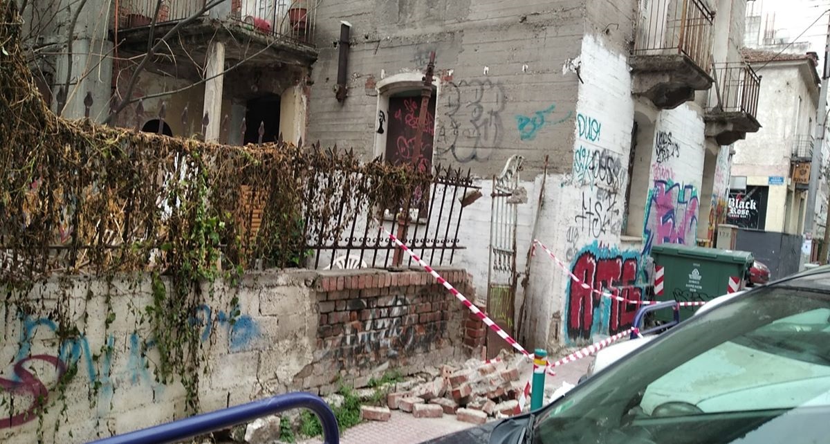 Τραγωδία στη Λάρισα: Νεκρός 22χρονος που καταπλακώθηκε από τοίχο (εικόνες)-1