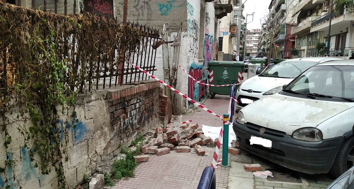 Τραγωδία στη Λάρισα: Νεκρός 22χρονος που καταπλακώθηκε από τοίχο (εικόνες)-2