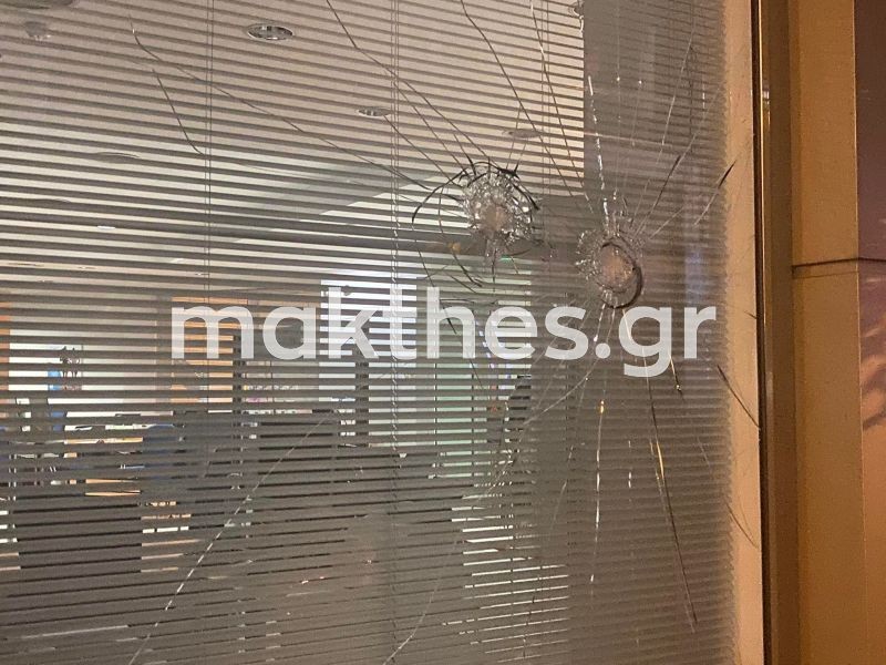 Θεσσαλονίκη: Άγνωστοι προκάλεσαν φθορές σε τζαμαρία τράπεζας στη Νεάπολη-1