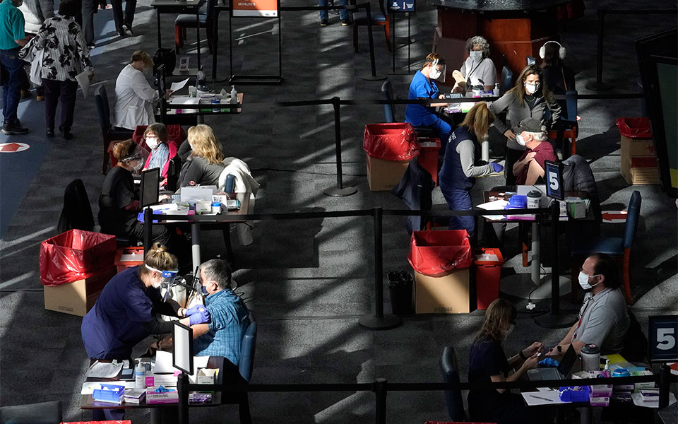 Μετάλλαξη Όμικρον: Η «πανδημία των ανεμβολίαστων» είναι ακόμα εδώ-3