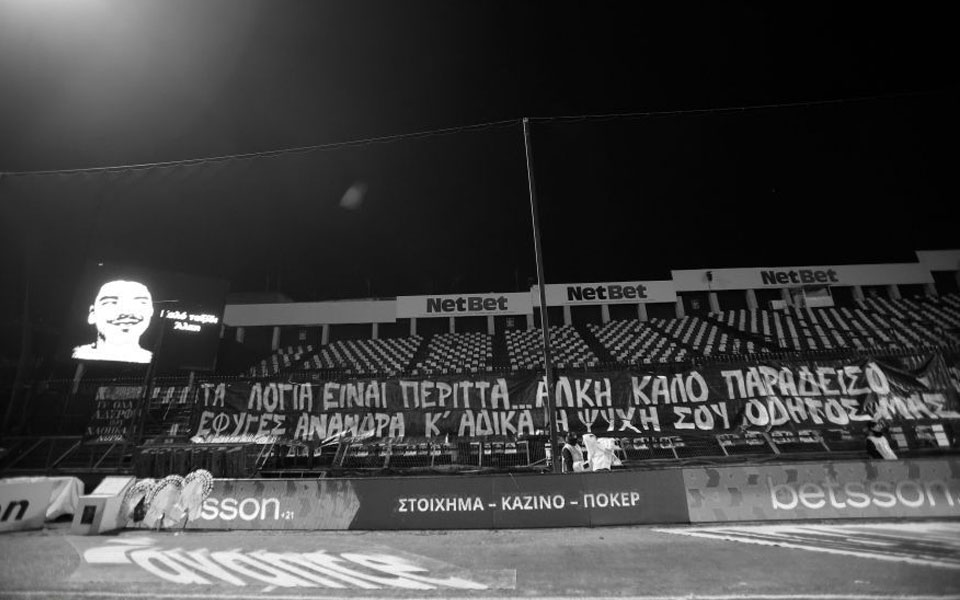 Θεσσαλονίκη: Ανάρτησαν πανό στη μνήμη του αδικοχαμένου Άλκη στο Βικελίδης – «Η ψυχή σου οδηγός μας»-2