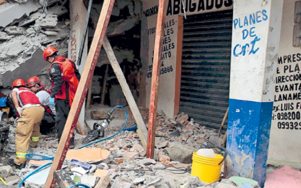 ισημερινός-ζημιές-σε-κτίρια-από-τον-σε-561781012