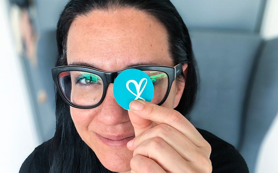 Πόλεμος στην Ουκρανία: Χρωματιστά σκουφάκια για μικρούς υπερήρωες-1