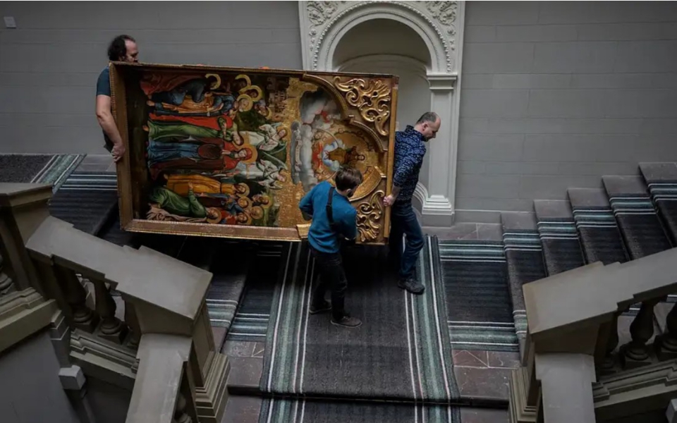 Πόλεμος στην Ουκρανία: Αγώνας δρόμου για την προστασία μνημείων και έργων τέχνης (εικόνες)-1