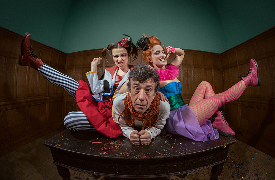 «Αυτόχειρ» του Νικολάι Έρντμαν, μια εξωφρενική κωμωδία ζωής και θανάτου-1