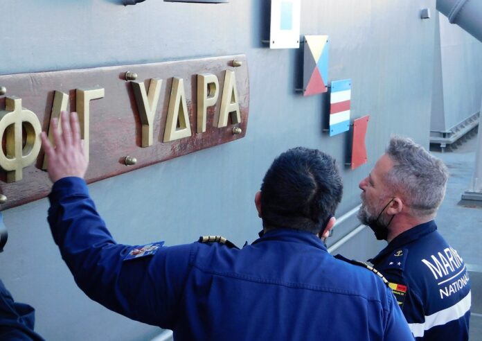 Στη φρεγάτα Ύδρα ο διοικητής του γαλλικού αεροπλανοφόρου «Charles De Gaulle» – Εικόνες-1