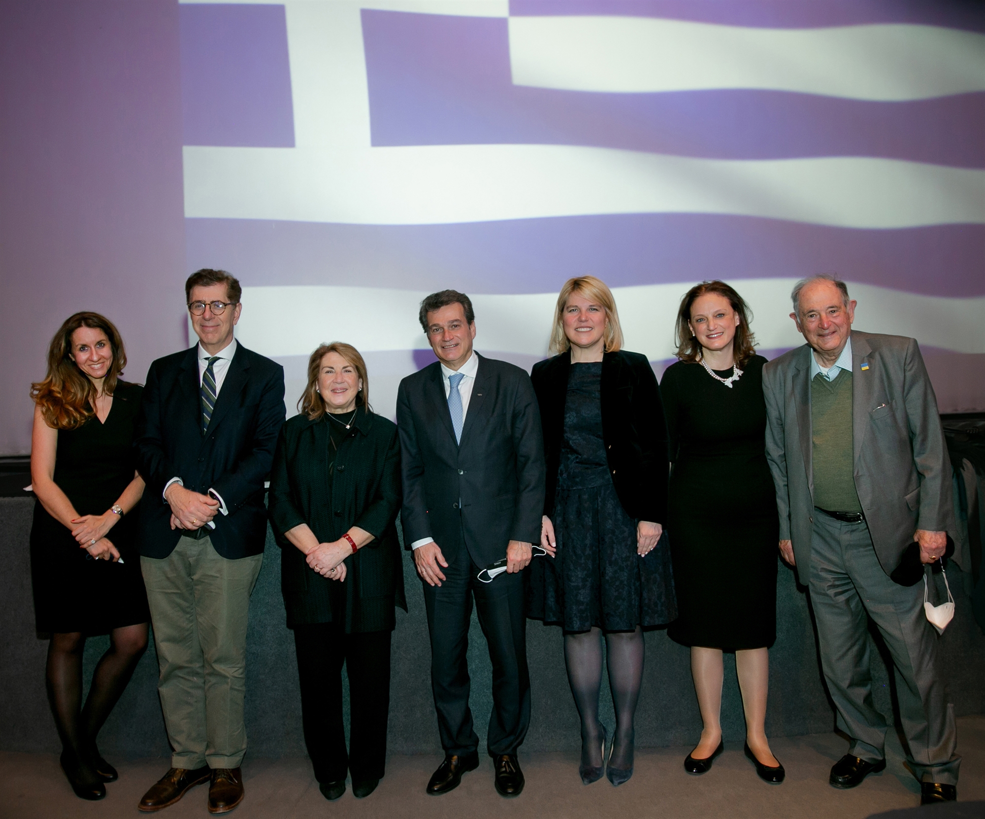 Το Κολλέγιο Αθηνών κρατάει ψηλά τη σημαία του πατριωτισμού και του ανθρωπισμού-1