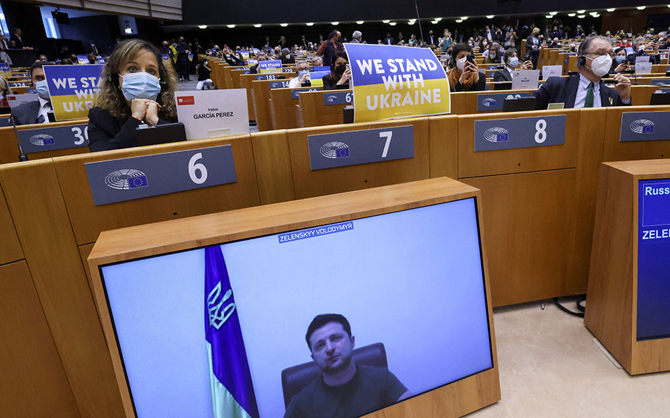 Ζελένσκι στην Ευρωβουλή: Αποδείξτε ότι είστε στο πλευρό μας – Η ζωή θα νικήσει τον θάνατο-2