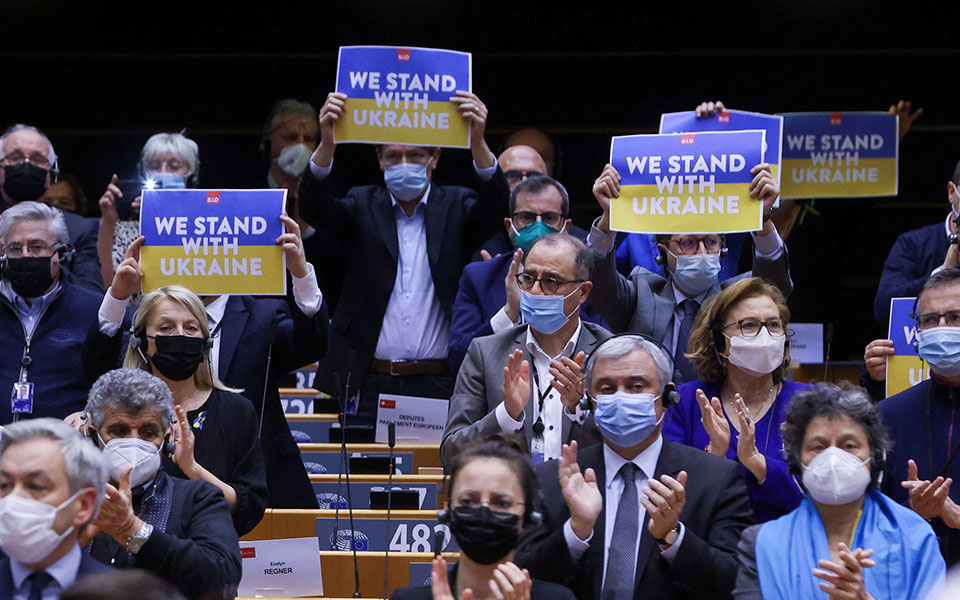 Ζελένσκι στην Ευρωβουλή: Αποδείξτε ότι είστε στο πλευρό μας – Η ζωή θα νικήσει τον θάνατο-1