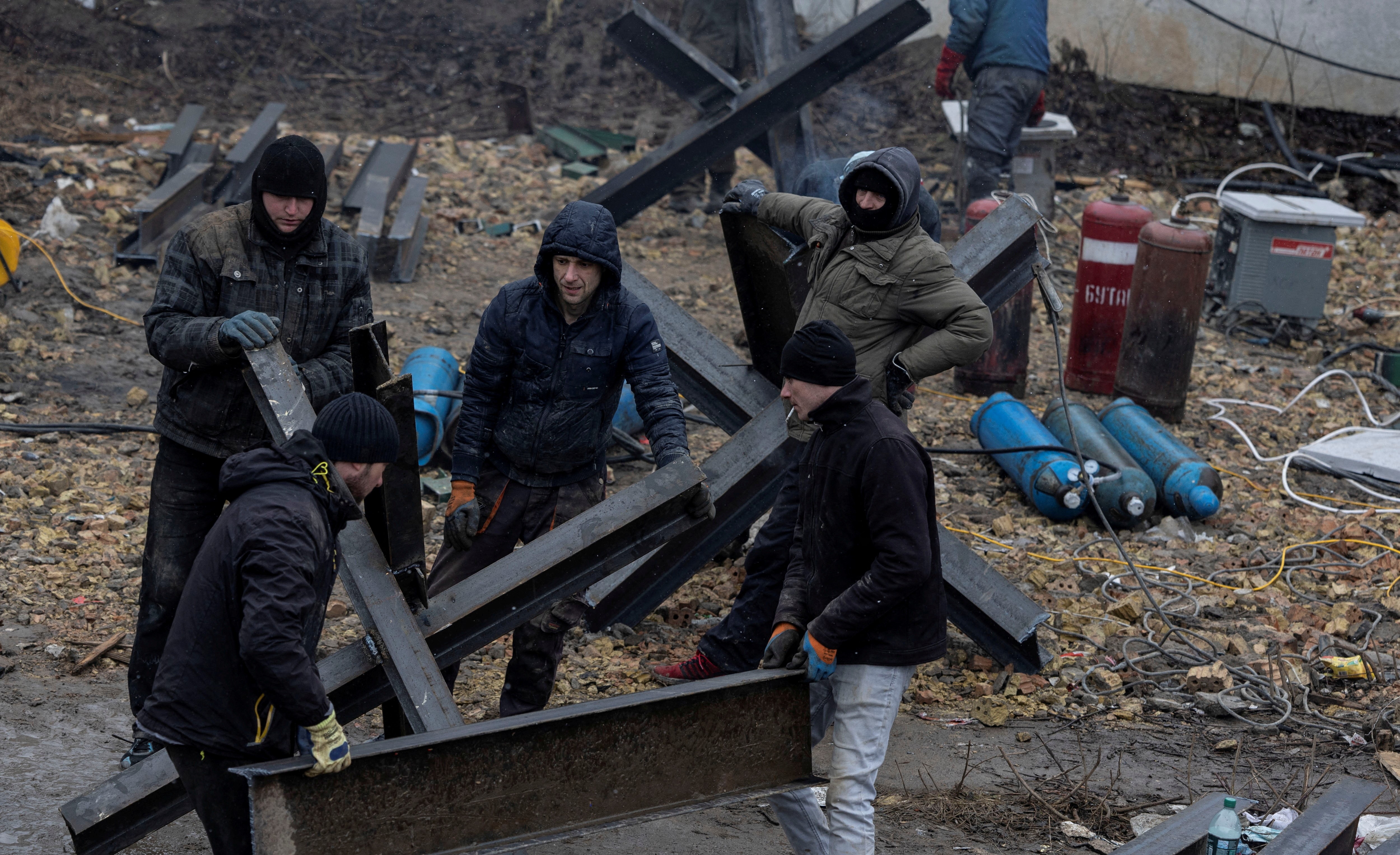 Το Κίεβο οχυρώνεται για μάχη: Εθελοντές στα όπλα, άμαχοι στα τρένα της φυγής (εικόνες)-5