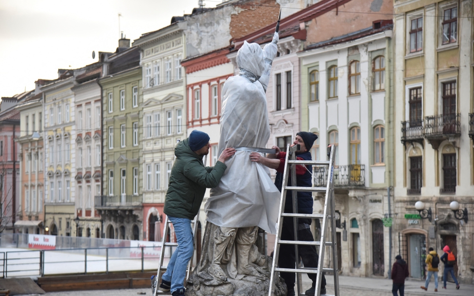Πόλεμος στην Ουκρανία: Αγώνας δρόμου για την προστασία μνημείων και έργων τέχνης (εικόνες)-6