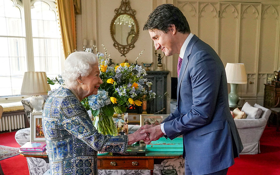 επανεμφάνιση-της-βασίλισσας-ελισάβε-561751153