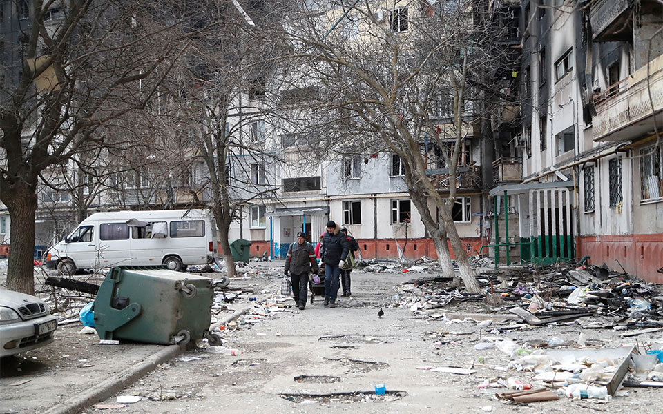 Μαριούπολη: «Δραματική» η κατάσταση – Άγνωστος ο αριθμός των θυμάτων από τον βομβαρδισμό στο θέατρο-3