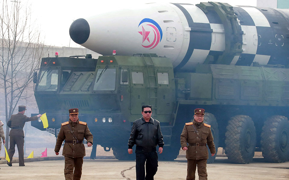 κιμ-γιονγκ-ουν-τοp-gun-αλά-βόρεια-κορέα-561778318