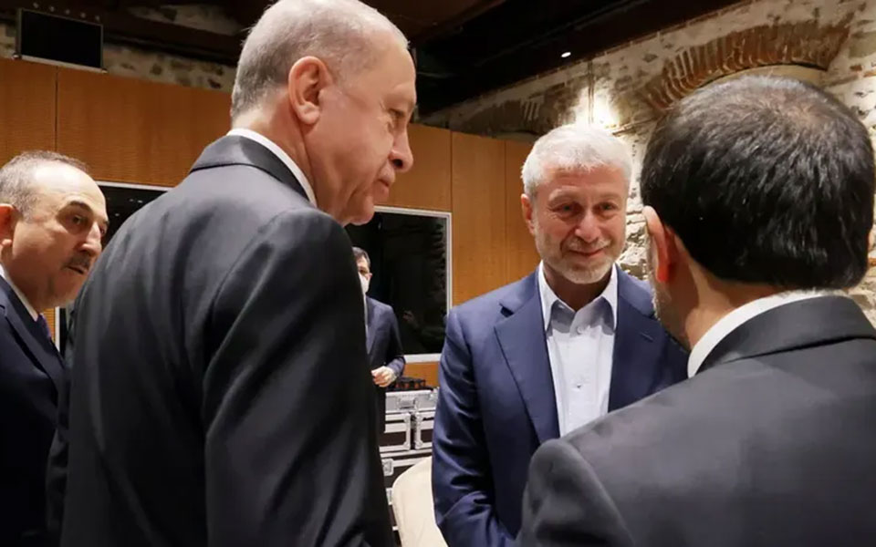 Οδηγίες του Ουκρανού ΥΠΕΞ προς διαπραγματευτές: Μην τρώτε, μην πίνετε, μην αγγίζετε τίποτα-2