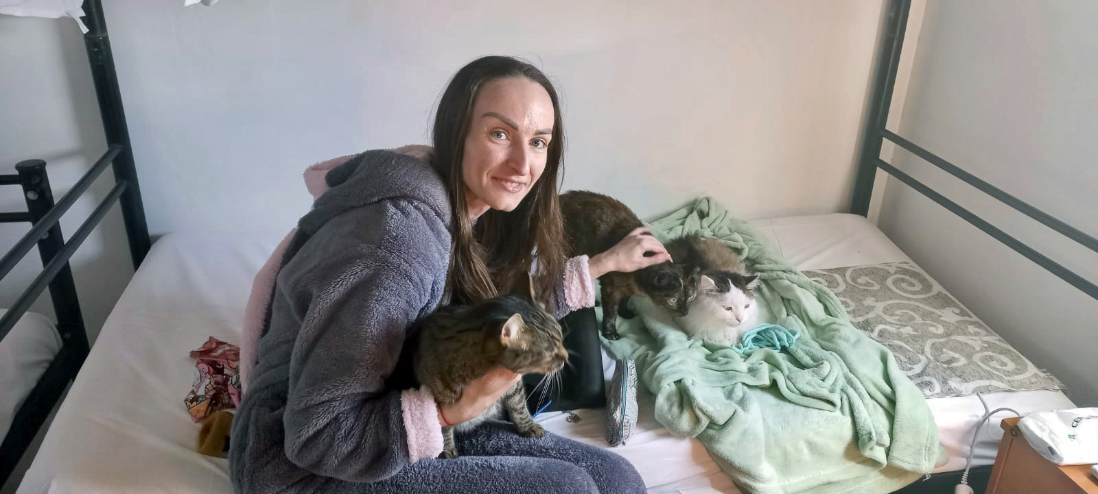 Τετράποδες ψυχούλες στην αγκαλιά των προσφύγων-1