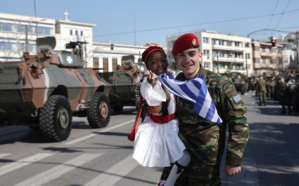 25η Μαρτίου: Μεγαλειώδης η στρατιωτική παρέλαση στο Σύνταγμα (εικόνες)-4
