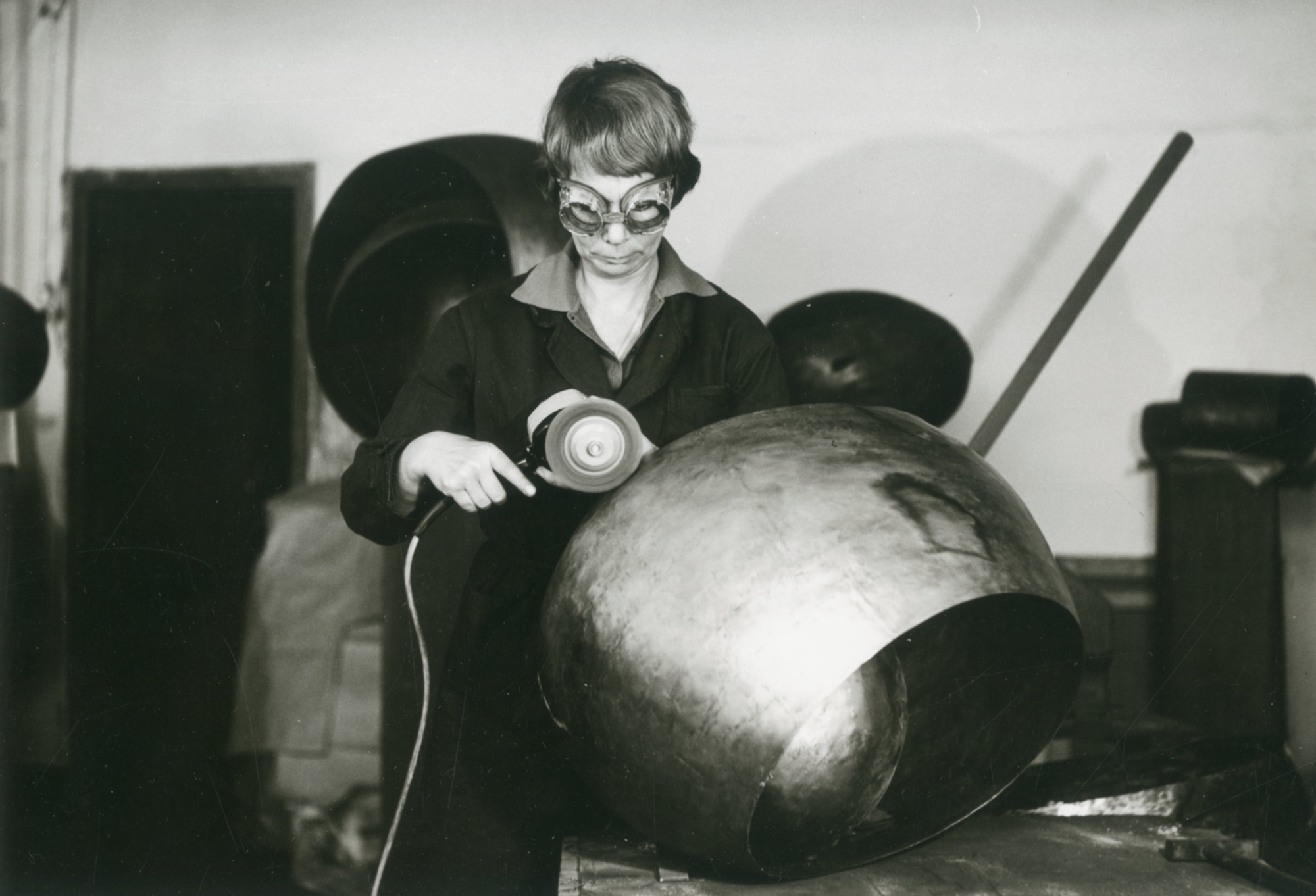 Γλύπτες επί το έργον: Από την ύλη του εργαστηρίου, στην ύλη του γλυπτού-3