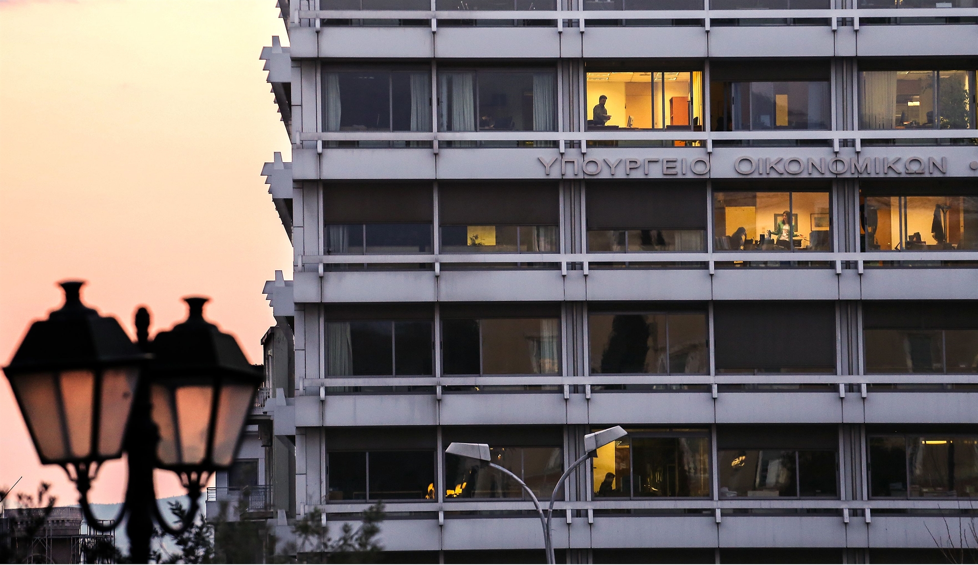 xαμηλότερη-ανάπτυξη-υψηλότερος-πληθω-561748336