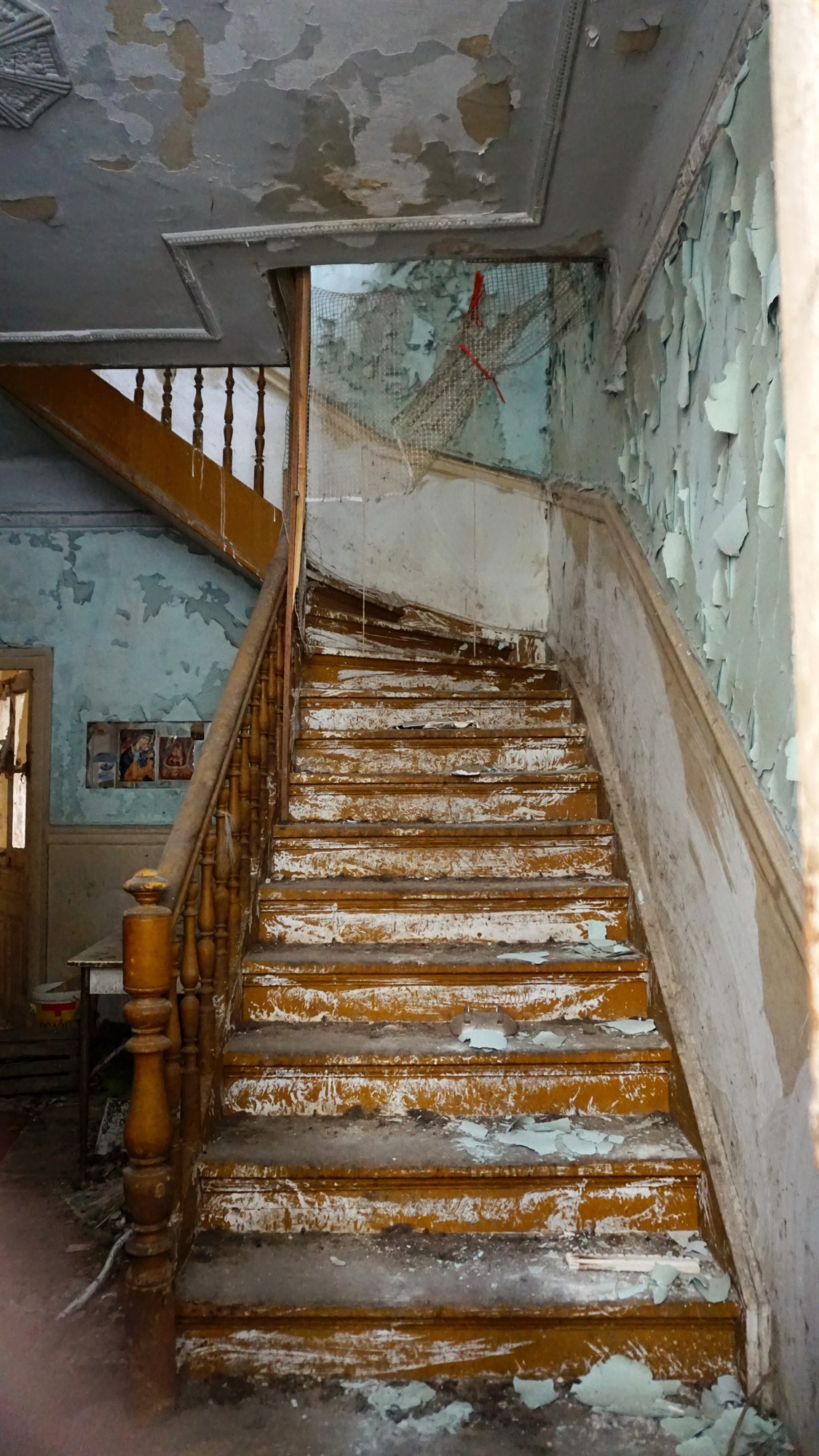 στα-μισοφωτισμένα-έγκατα-της-οδού-ηλί-561759556