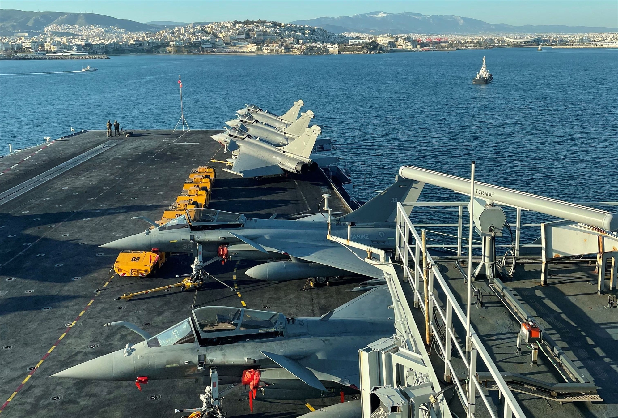 στο-κατάστρωμα-του-σαρλ-ντε-γκωλ-561778813