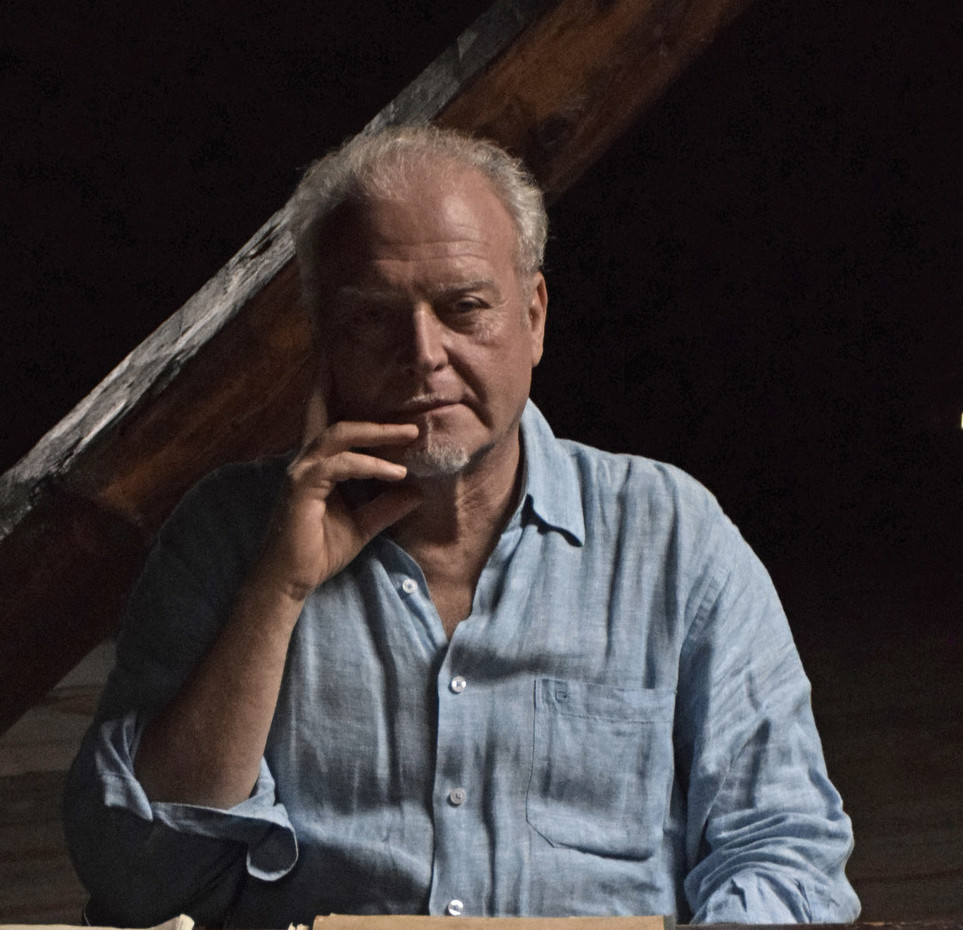 Ο Αλμπέρτο περιμένει το ποδήλατό του-5