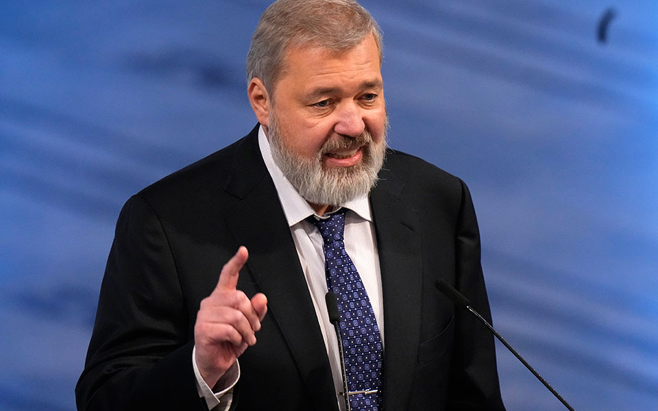 ο-ντμίτρι-μουράτοφ-δωρίζει-το-βραβείο-561774049