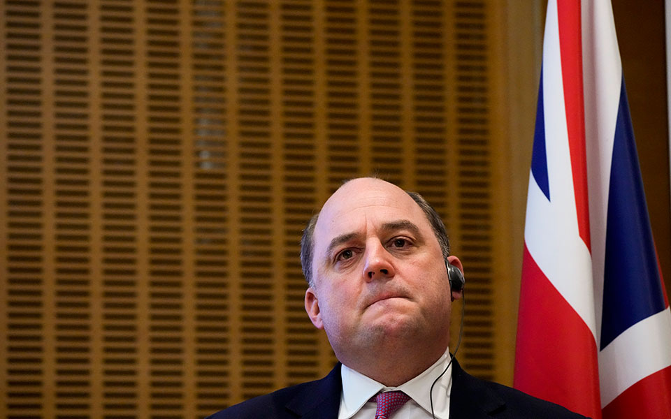 ρωσική-φάρσα-εκθέτει-τον-βρετανό-υπου-561774409