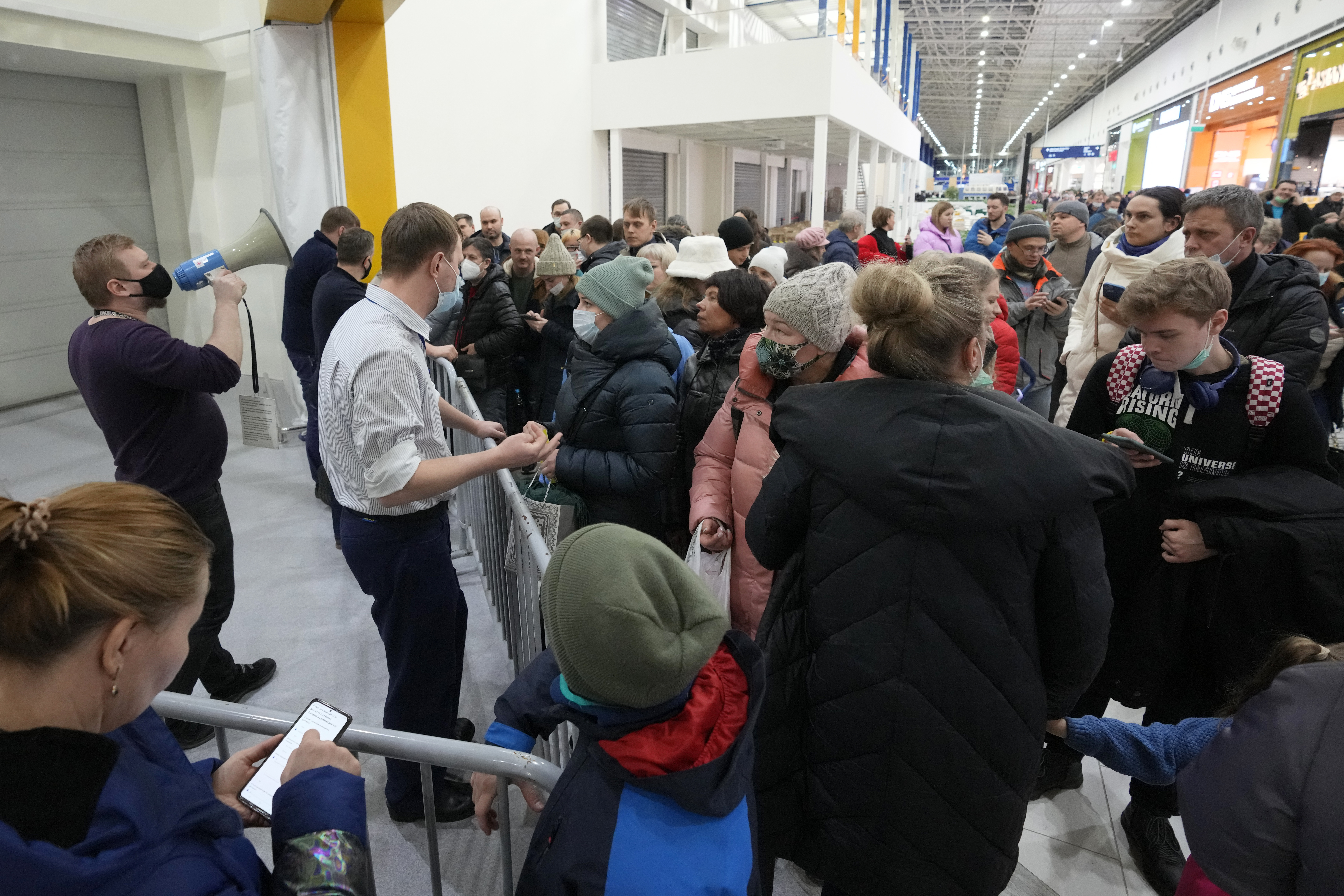 Χαμός στα καταστήματα ΙΚΕΑ της Ρωσίας – Κλείνουν λόγω του πολέμου στην Ουκρανία (εικόνες)-2