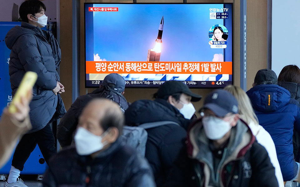 βόρεια-κορέα-εκτόξευσε-τουλάχιστον-έ-561749887