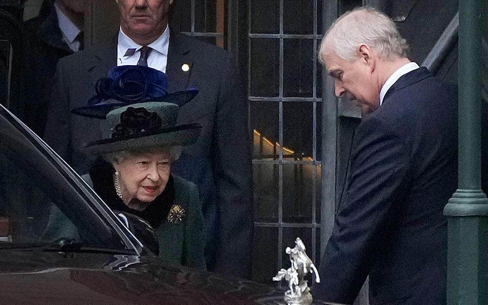 Πρίγκιπας Άντριου: «Ανάγκασε» τη βασίλισσα Ελισάβετ να τη συνοδέψει στο μνημόσυνο για τον Φίλιππο-1