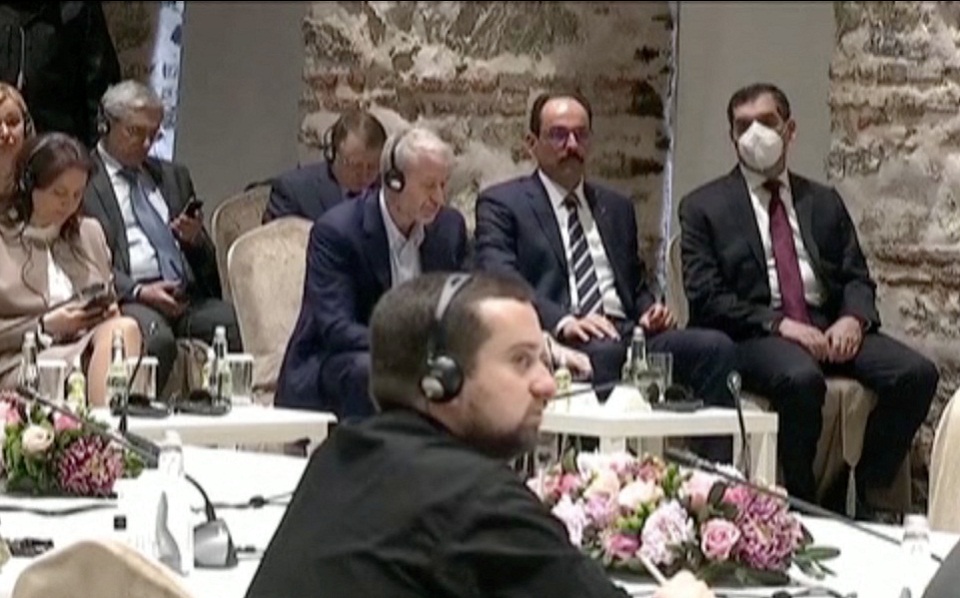 ο-αμπράμοβιτς-σε-ρόλο-ειρηνοποιού-για-561785122