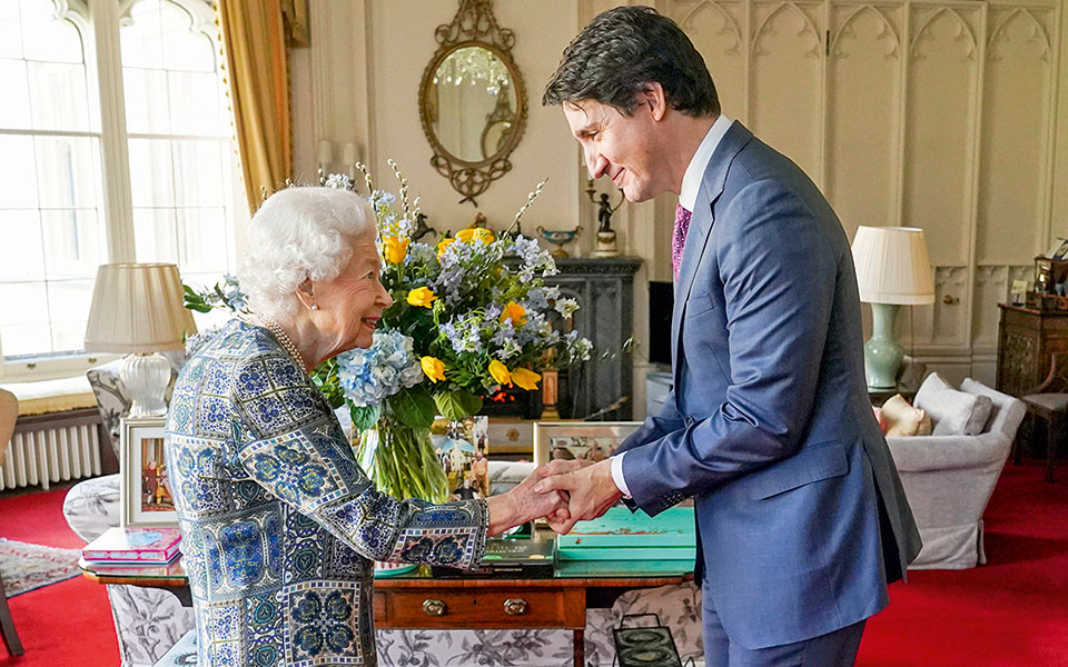 βασίλισσα-ελισάβετ-πρώτη-εμφάνιση-με-561751999