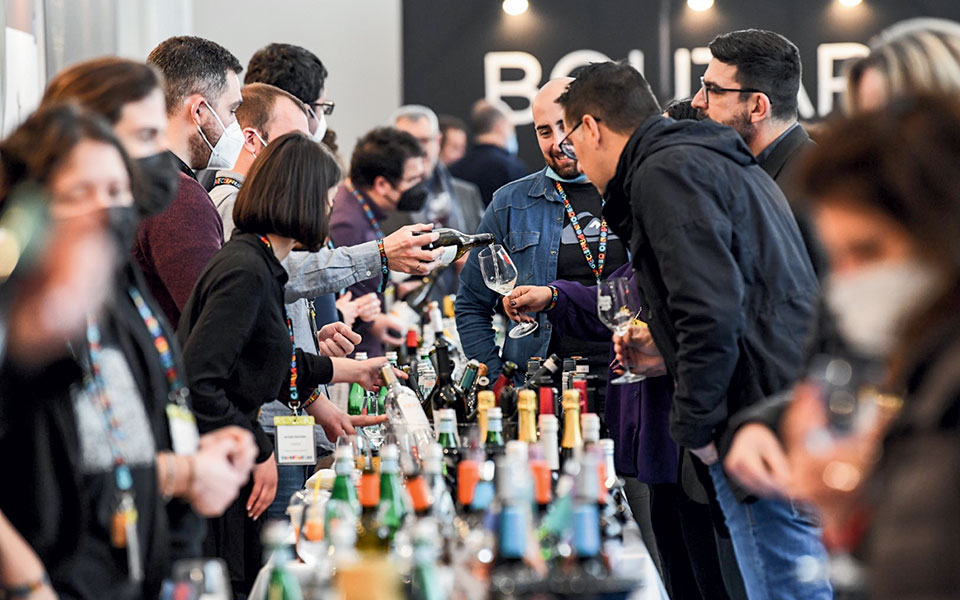 οινόραμα-με-κρασιά-από-τρεις-εσοδεί-561762811