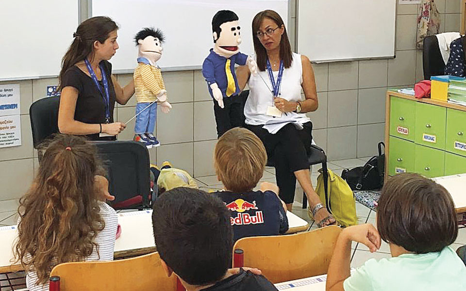 τα-παιδιά-προστατεύουν-το-σώμα-τους-561766339