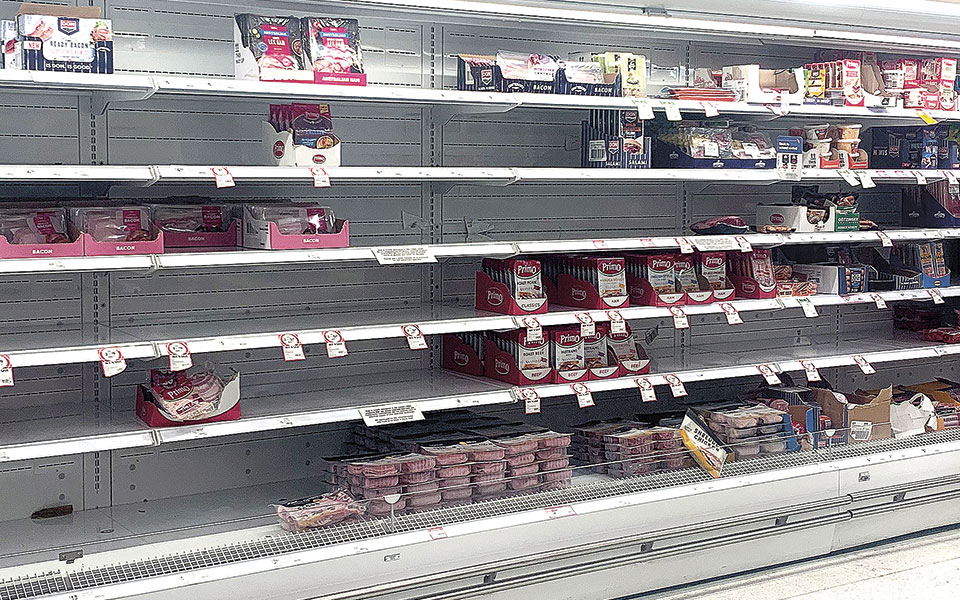 στοκάρουν-τρόφιμα-υπό-τον-φόβο-ελλείψ-561770890