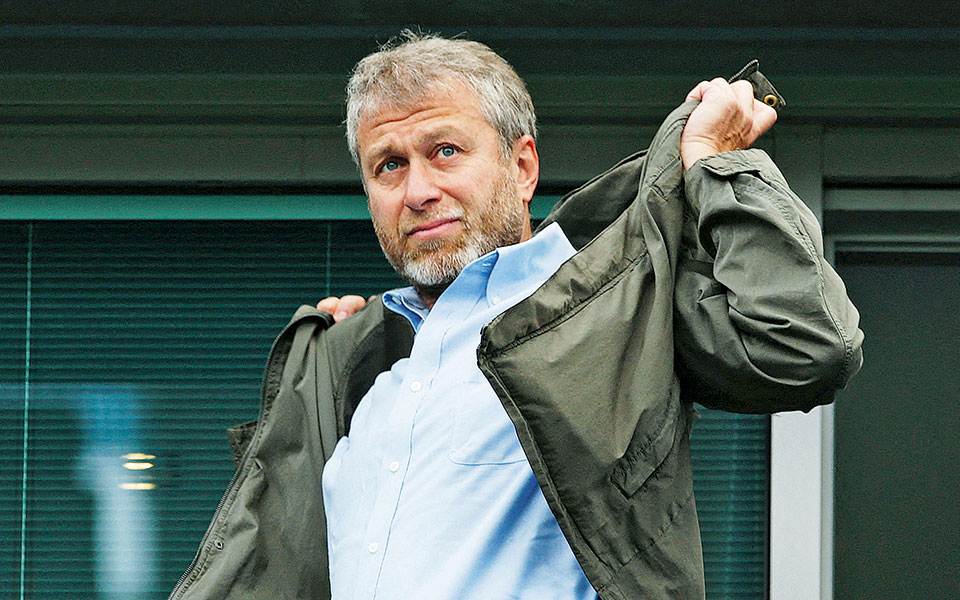 από-ποιους-και-γιατί-ζητά-δανεικά-ο-ρομ-561775678