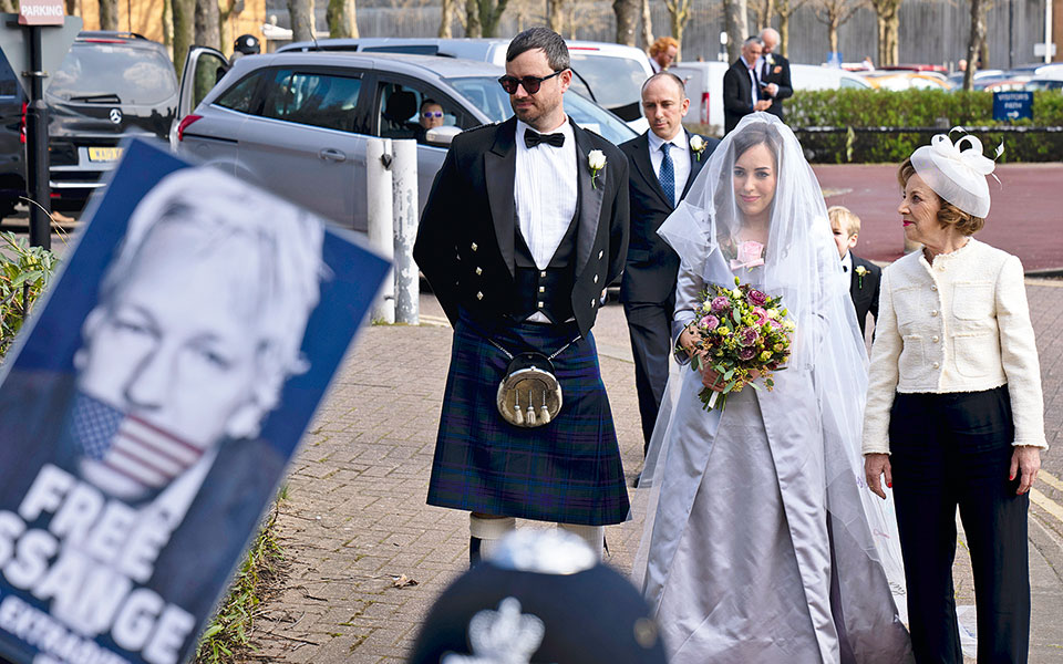 ο-ασάντζ-παντρεύτηκε-στη-φυλακή-561777049