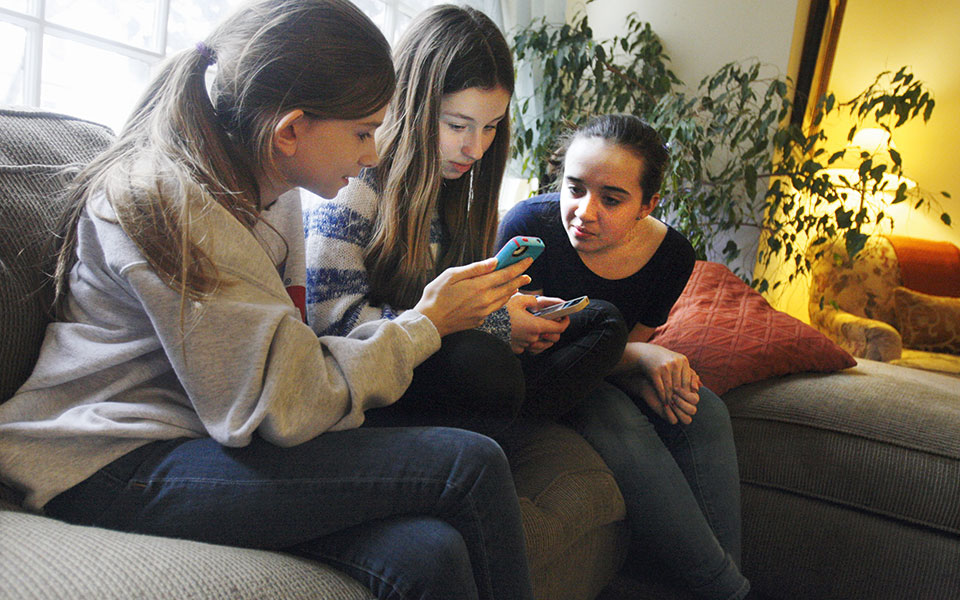 τα-social-media-απειλούν-την-ευζωία-των-εφήβων-561785302