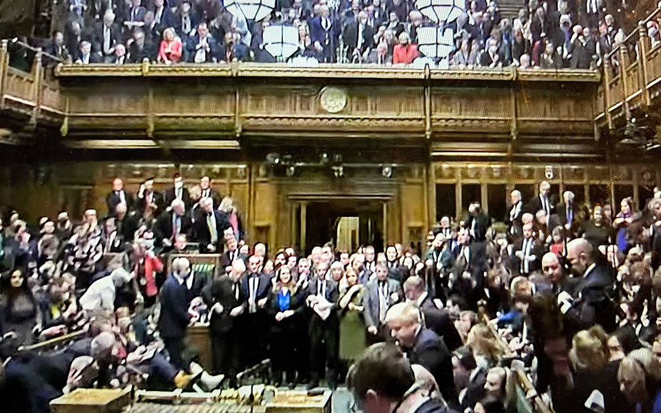 ζελένσκι-θερμό-χειροκρότημα-από-τους-561752962