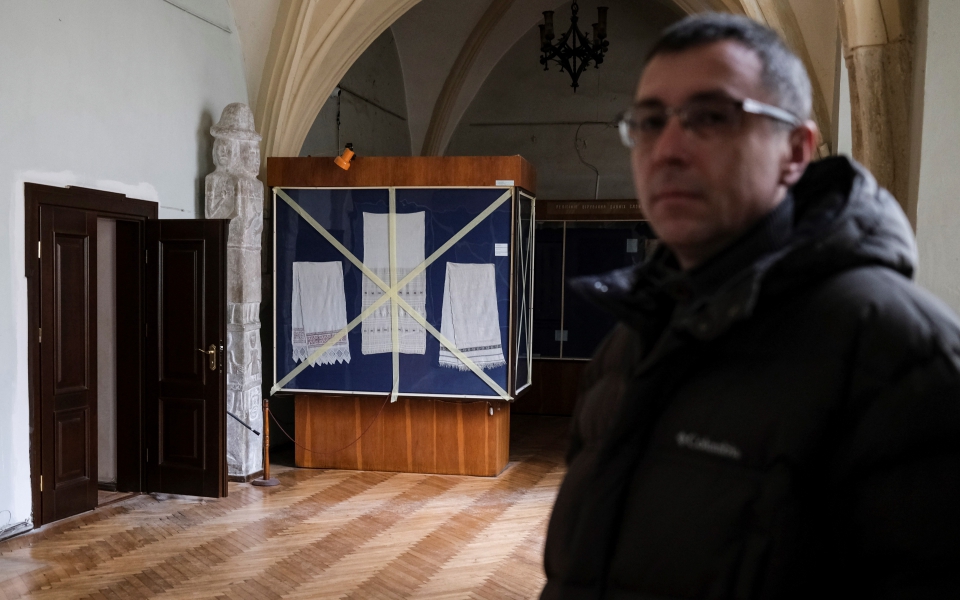 Πόλεμος στην Ουκρανία: Αγώνας δρόμου για την προστασία μνημείων και έργων τέχνης (εικόνες)-4